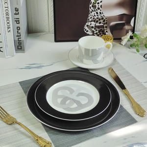 Offre Spéciale : Ensemble de 4 Assiettes Modernes de Luxe en Porcelaine Fine Noire et Blanche avec Incrustations Dorées, Écologiques, pour Restaurant, avec Coffret Cadeau et Logo Personnalisé - Product Image 2