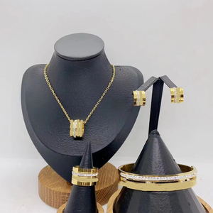 Nuovo Arrivo 2025: Set di Gioielli Moda Placcati Oro con Zirconia Cubica per Donne, Include Collana, Orecchini, Anello e Bracciale - Product Image 1