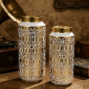 Juego de Jarrones de Cerámica con Encaje Geométrico Dorado de Lujo, Jarrones Decorativos Cilíndricos Blancos con Baño de Oro para Adorno de Mesa - Product Image 2