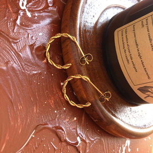 Boucles d'oreilles créoles CC de style vintage Bijoux fantaisie en acier inoxydable avec motif de cercle torsadé - Product Image 5