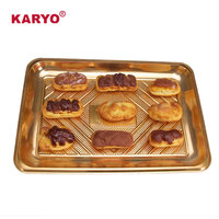 KARYO 0041 Boîte en plastique jetable avec fond doré et couvercle transparent pour la pâtisserie et le dessert.