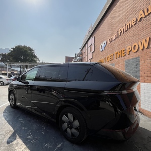Véhicule <span class=keywords><strong>d</strong></span>'<span class=keywords><strong>occasion</strong></span> 2024 XPeng X9 4x4, MPV électrique intelligent avec intérieur en cuir beige clair, configuration 7 places et conduite à gauche, prêt pour l'exportation en gros - Product Image 4