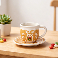 Ensemble tasse et soucoupe en céramique Redeco Cute Gingerbread House, cadeau de Noël pour le café ou le thé, vente en gros, personnalisable
