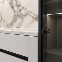 Buffet moderne gris avec portes vitrées, éclairage LED, plateau en marbre et étagères ouvertes pour cuisine, salle à manger, salon et maison
