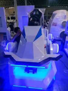Cabina de Carreras 3DOF Comercial con Plataforma de Movimiento e Iluminación LED para Centros de Entretenimiento y Juegos en Interiores - Product Image 1