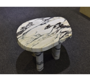 โต๊ะข้างหินอ่อน Calacatta Viola หรูหราจาก UnionStone ขอบหินธรรมชาติ ออกแบบตามสั่งสำหรับห้องนั่งเล่น พร้อมรูปทรงไม่สมมาตรที่เป็นเอกลักษณ์ - Product Image 1