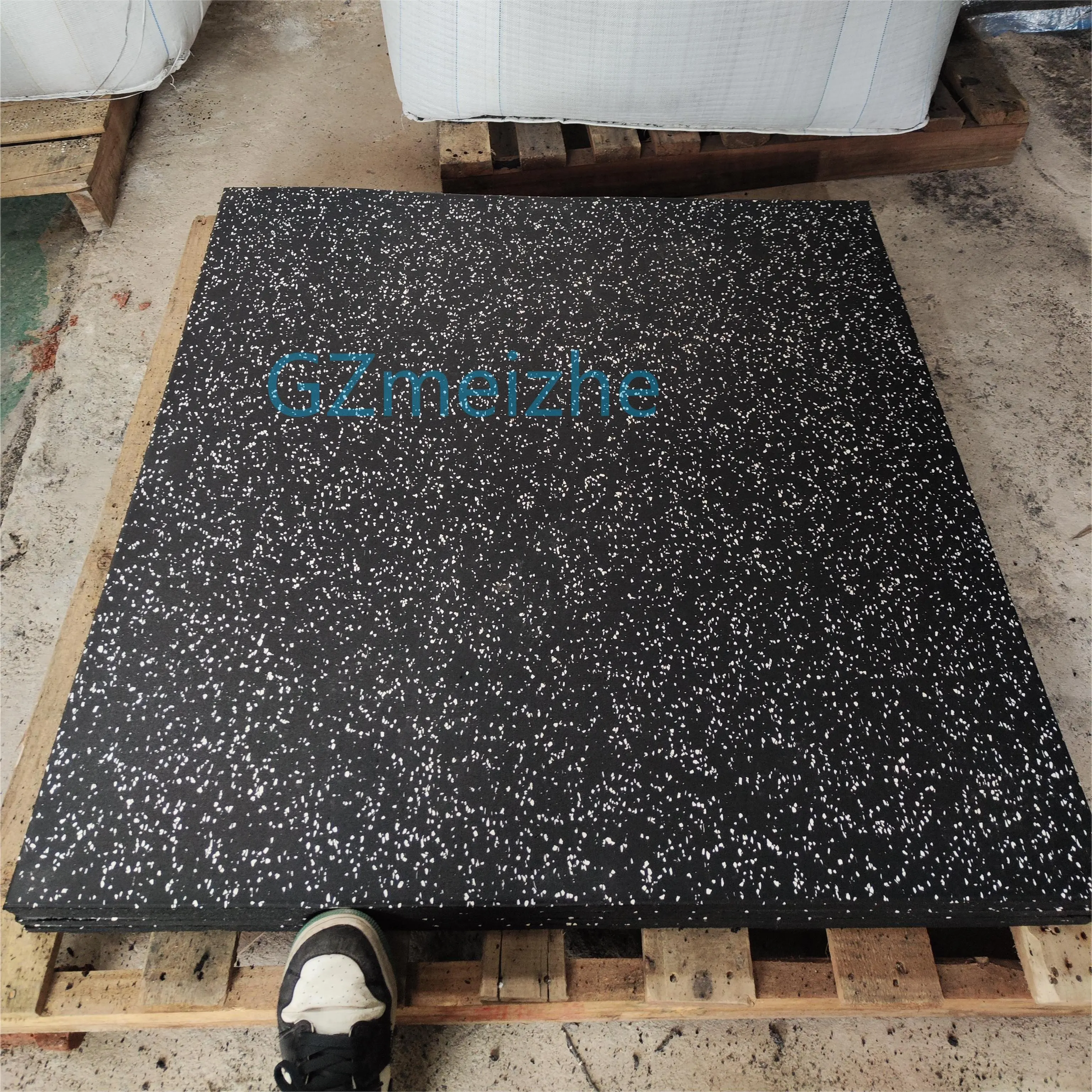 Wholesale non-toxic 50*50*2.5cm gym crossfit rubber tiles gym mat interlocking rubber mats sport floor
