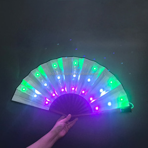 Ventilador <span class=keywords><strong>de</strong></span> <span class=keywords><strong>mano</strong></span> <span class=keywords><strong>de</strong></span> tela <span class=keywords><strong>de</strong></span> madera plegable <span class=keywords><strong>de</strong></span> diseño novedoso con brillo LED <span class=keywords><strong>de</strong></span> diferentes colores para baile <span class=keywords><strong>de</strong></span> salón <span class=keywords><strong>de</strong></span> club nocturno para Bodas <span class=keywords><strong>de</strong></span> Navidad - Product Image 4