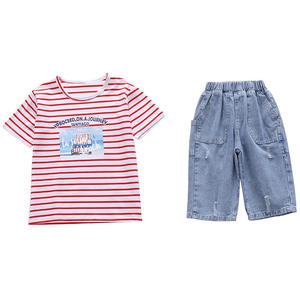 Ensemble de vêtements pour enfants, style tendance, pantalon en jean bleu pour garçons, avec chemise rayée, vente en gros - Product Image 1