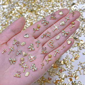 50 pièces de breloques en alliage métallique doré de styles variés, croix, cœur, rose, incrustées de strass, pour la décoration de manucure DIY - Product Image 1