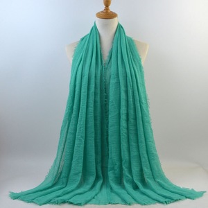 Bán buôn dân tộc <span class=keywords><strong>Fancy</strong></span> hồi giáo khăn cho phụ nữ Crinkle Polyester hijab dài đồng bằng với logo cho mùa xuân mùa đông - Product Image 4