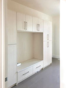 Armoire de rangement intégrée CANA en style Shaker blanc moderne pour entrée, avec banc intégré - Product Image 4