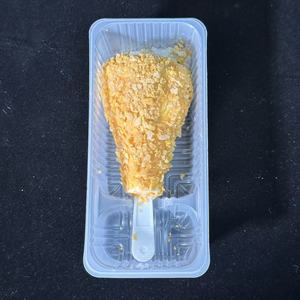 Crème glacée au goût de vanille au design unique, en forme de cuisse de poulet, avec une enrobage croustillante de céréales, en sachet - Product Image 4