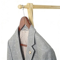 Cintres en bois brun de qualité supérieure avec barre/hook pivotant à 360°, design moderne et écologique pour les magasins de vêtements et l'usage domestique