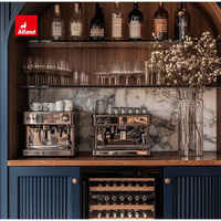 Meuble bar à vin Alland sur mesure en bois massif, style cannelé, avec étagères en verre, mobilier de bar de luxe pour la maison, pour la cuisine