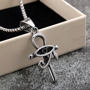 สร้อยคอจี้สแตนเลสสตีลรูปดวงตาแห่งฮอรัส สัญลักษณ์อียิปต์โบราณ รูปทรงกากบาท เครื่องประดับสำหรับใส่ทุกวัน - Product Image 1