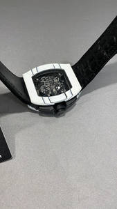 De la première qualité, le bracelet est fabriqué en caoutchouc fluoré de qualité aérospatiale. C'est une montre mécanique élégante. - Product Image 6