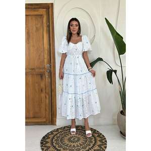 Robe décontractée bleue brodée pour femme, avec détails en dentelle et décorations ajourées en diamant, tailles XS-XL, longueur genou, idéale pour les sorties en club ou autres occasions. - Product Image 1