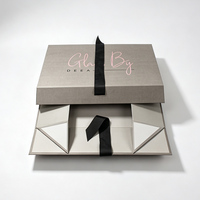 Boîte cadeau magnétique de luxe grise personnalisée avec couvercle rabattable, finition mate, emballage haut de gamme, ruban, bijoux, cosmétiques, parfums, entreprise