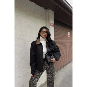 Chaqueta Negra para Mujer con Cierre y Detalle de Bolsillo - Product Image 6