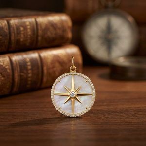 Pendentif boussole en diamant de culture, or et nacre, bijou étoile pour femme - Product Image 1