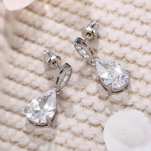 Boucles d'oreilles pendantes en or blanc avec cristaux taillés en poire pour femme, style classique, sertissage griffe, bijoux de mode pour mariage - Product Image 4