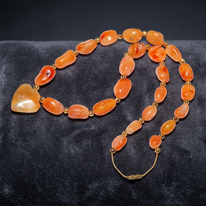 Compre en Línea Collar Indio de Arte Folclórico Gujarati Tallado con Piedras Preciosas de Ágata y Perla Dorada de Colección en Venta - Product Image 3