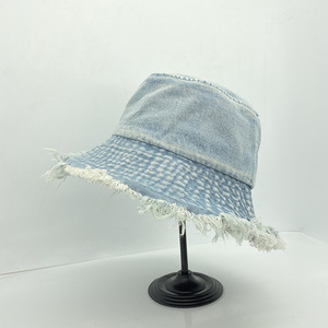 Chapeau <span class=keywords><strong>Bob</strong></span> <span class=keywords><strong>en</strong></span> <span class=keywords><strong>Jean</strong></span> Délavé pour <span class=keywords><strong>Femme</strong></span> avec Trous et Pompons – Style Hip Hop et Déchiré - Product Image 3