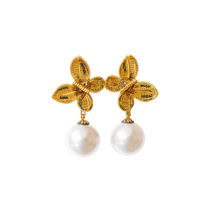 E3373 Orecchini pendenti a forma di farfalla in oro bianco con montatura a castone con perle coltivate AAA per donna, stile classico da matrimonio - Product Image 1