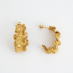 Boucles d'oreilles manchette hypoallergéniques en acier inoxydable PVD plaqué or 18 carats, résistantes à l'eau, non ternissables, pour femmes, vente en gros - Product Image 5