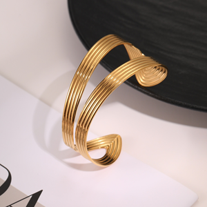 สร้อยข้อมือสแตนเลสสตีลสไตล์เมทัลแบบยุโรปและอเมริกา ดีไซน์แฟชั่นและโดดเด่นด้วยรูเจาะลายฉลุ - Product Image 5