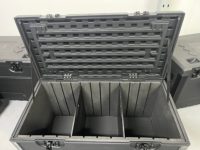 Nouvelle valise de transport noire en PE, expédiée démontée ; dotée d'un revêtement en mousse EVA absorbant les chocs et de séparateurs mobiles.