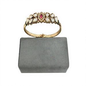 Bracelet manchette plaqué or avec rubis et diamants taillés en poire, motif floral, pour femme, idéal pour les mariages et les soirées. - Product Image 2