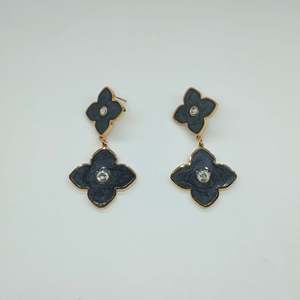 ต่างหูแฟชั่นทรงหยดน้ำ สแตนเลสสตีล 316L ชุบทอง PVD ทนทาน เป็นมิตรต่อสิ่งแวดล้อม - Product Image 1