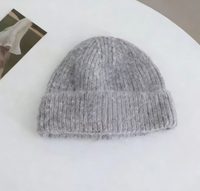 Unisex Koreanischer Einfacher Stil Winter Kunstpelz Verdickte Warme Buchstaben-Bestickte Gestrickte Einfarbige Logo Weiche Beanie-Mütze mit Ohrenklappe