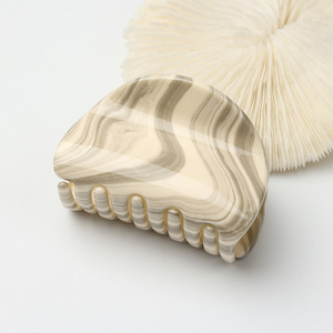 简约水木纹白色半圆形大哑光发爪夹后脑半绑鲨鱼Pvc发爪 - Product Image 5