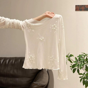Haut de protection solaire blanc à manches longues pour femme UPF50+ léger, coupe ample, avec dentelle brodée, idéal pour l'été - Product Image 3
