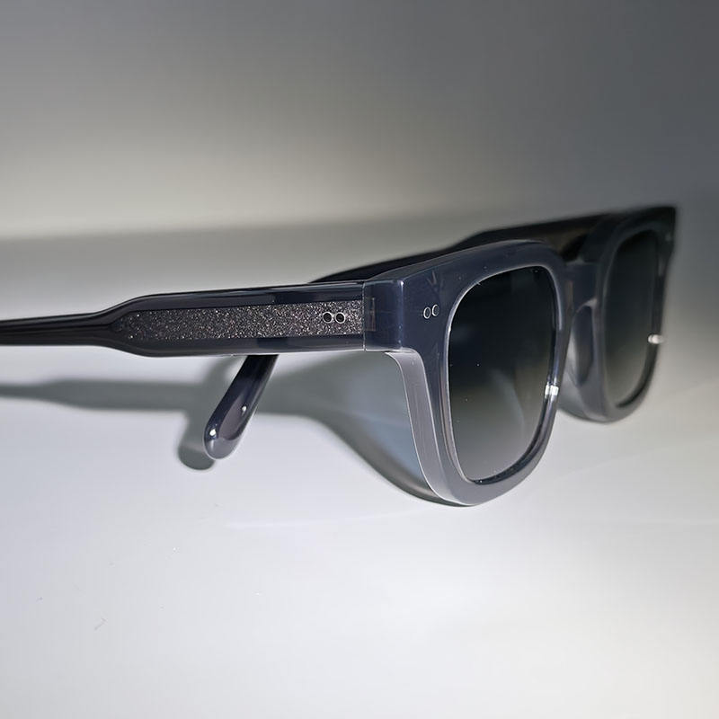 สีเทาเข้ม