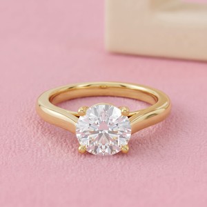 Bague de fiançailles solitaire en diamant taille ovale avec alliance en or massif style cathédrale pour bijoux de mariée modernes - Product Image 1