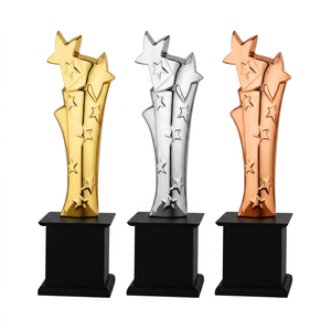 Trophée design étoile avec base en bois noir Modèle 749 Plaqué or Gravé pour les sports et les jeux Récompense durable en fonte - Product Image 1