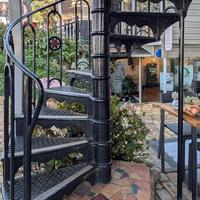 Escalier en spirale extérieur sur mesure pour la zone de piscine avec structure en aluminium et design gain de place