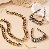 Ensemble de bijoux exagéré plaqué or 18 carats avec pendentif imprimé léopard, collier, bracelet, boucles d'oreilles et bague