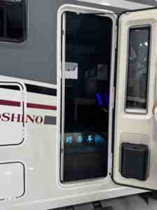 Panel de puerta de RV de estilo europeo de aleación de aluminio de alta calidad, puerta de entrada vendida de fábrica con ventanas de coche para Camping y caravanas - Product Image 2