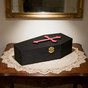 Caja de Ataúd de Madera para Halloween, Grande, Negra, con Cierre de Cruz Roja, para Guardar Joyas, Decoración Interior - Product Image 1