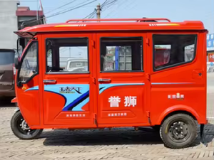 รถสามล้อเครื่องยนต์เบนซิน บรรทุกสัมภาระ/ผู้โดยสารได้กว้างขวาง แบบตัวถังปิดเต็มคัน สำหรับใช้เป็นแท็กซี่ - Product Image 2