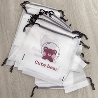 Sacs en plastique à cordon personnalisés avec logo, sacs d'emballage cadeau réutilisables en PE givré imperméables, vente en gros, sacs de rangement pour vêtements