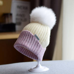 Nouveau bonnet en tricot coréen en peluche pour l'automne-hiver 2026, avec pompon en <span class=keywords><strong>fourrure</strong></span> de <span class=keywords><strong>renard</strong></span>, couleur contrastée, protection des oreilles, bord roulé, pompon - Product Image 3