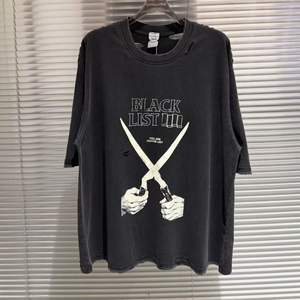 Camiseta de manga corta unisex con cuello redondo, estilo vintage lavado, estampado de tijeras modernas y diseño de índice protocolar. - Product Image 2