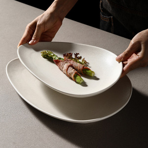 Ensemble d'<span class=keywords><strong>assiettes</strong></span> de présentation en céramique beige mat irrégulières, vaisselle de luxe pour hôtels et restaurants, assiette à dîner mate de style japonais - Product Image 2