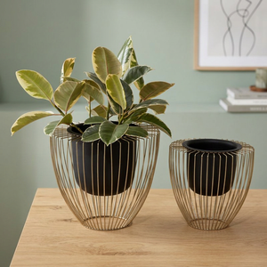 Juego de dos macetas al por mayor de latón AK con maceta negra y soporte de alambre dorado para decoración de plantación de interiores - Product Image 2